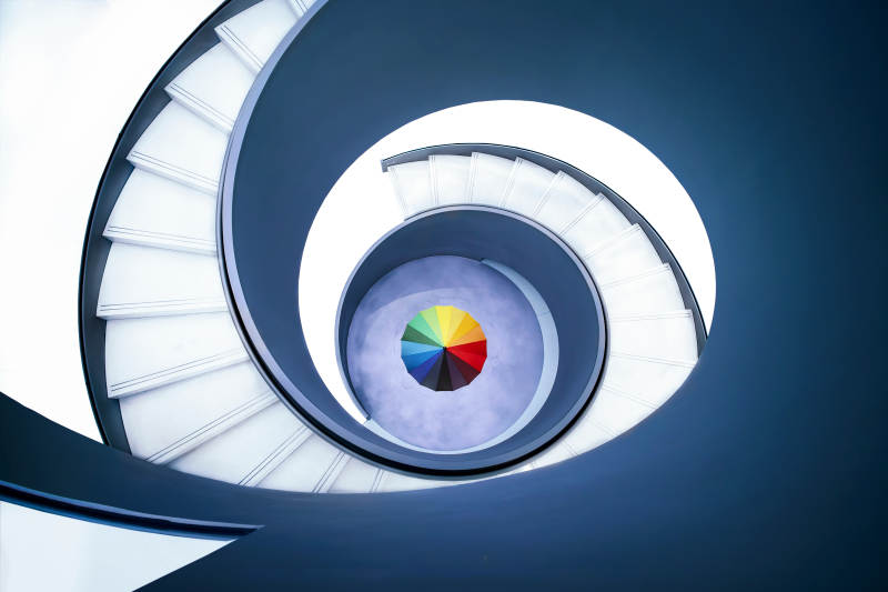 螺旋楼梯与色彩中心图片