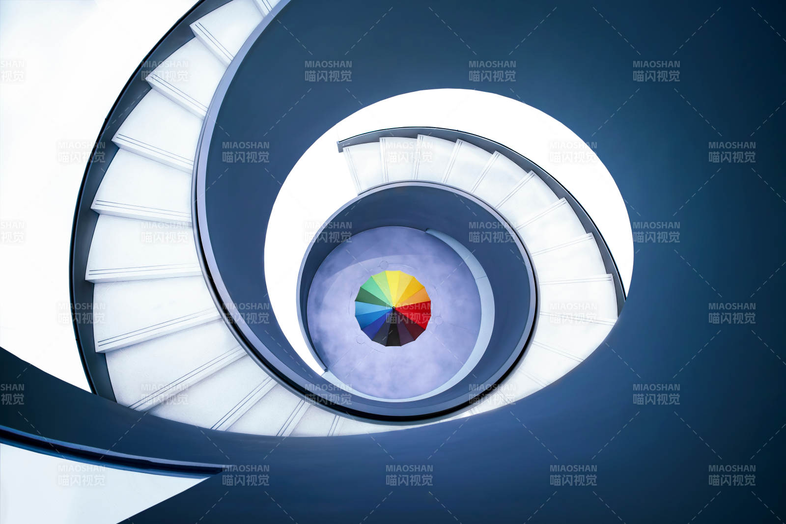 螺旋楼梯与色彩中心图片