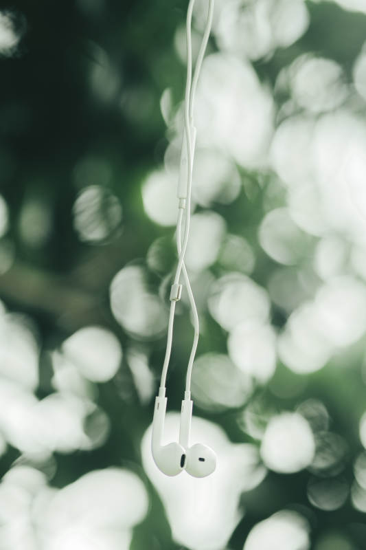 耳机与自然光影的邂逅图片