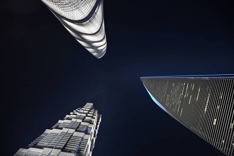 夜幕下的摩天大楼群影图片