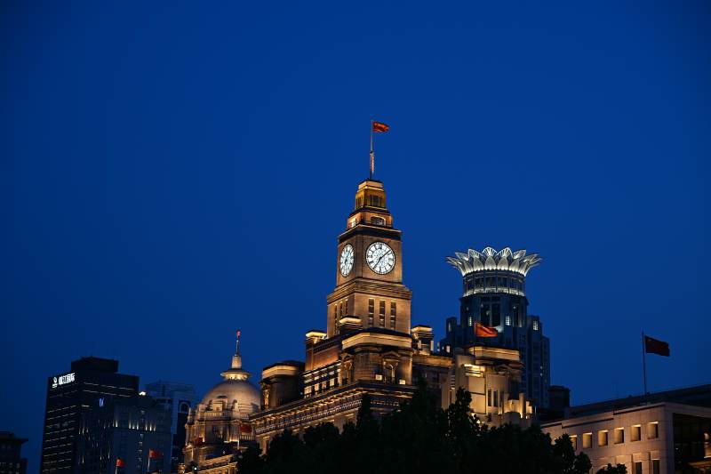 夜幕下的钟楼与建筑群图片