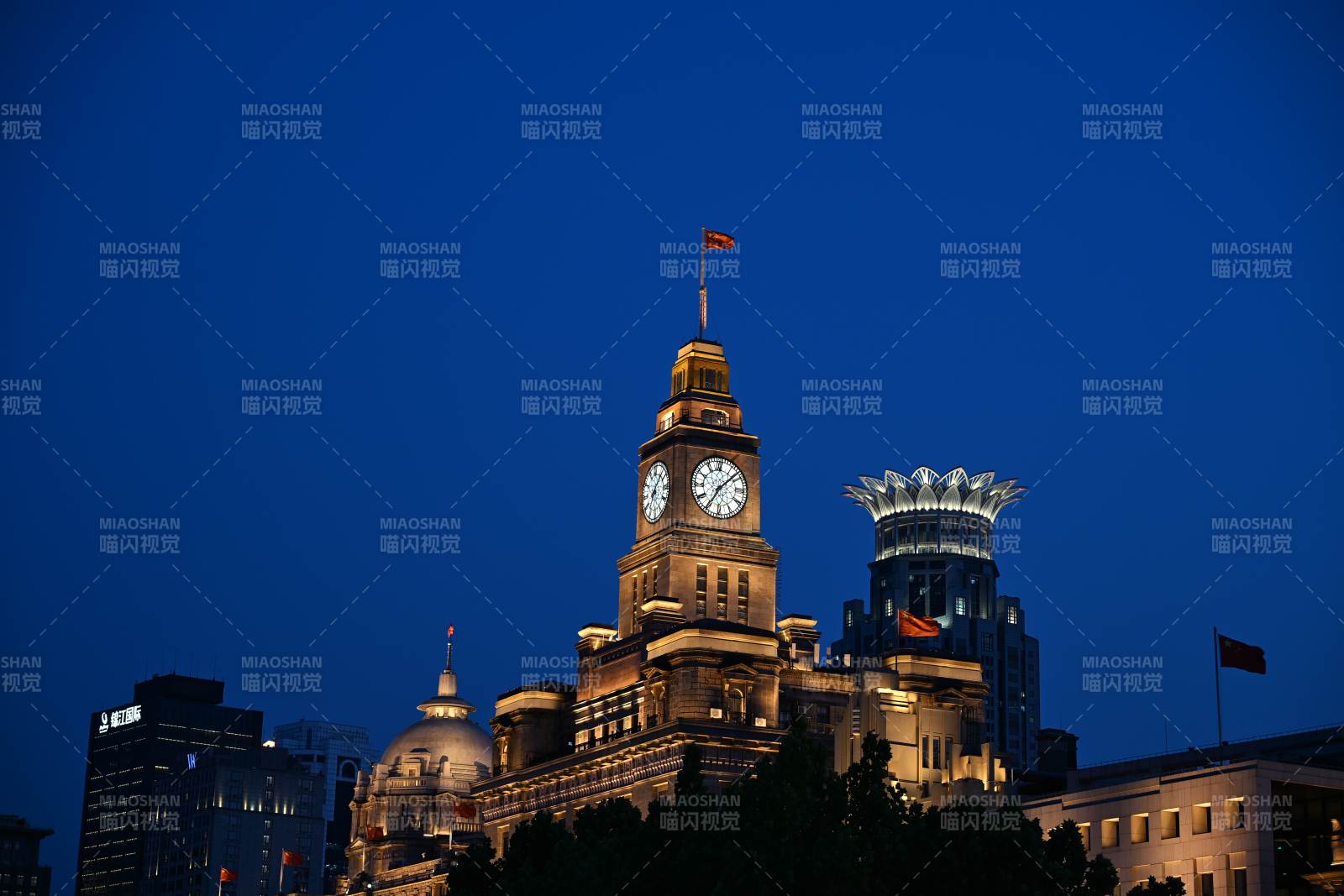 夜幕下的钟楼与建筑群图片