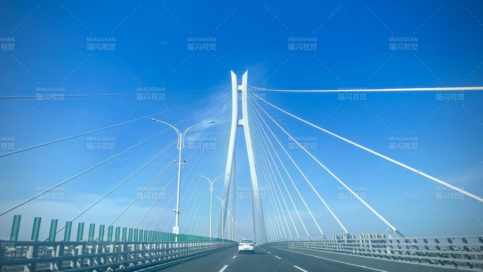 蓝天下的现代悬索桥图片