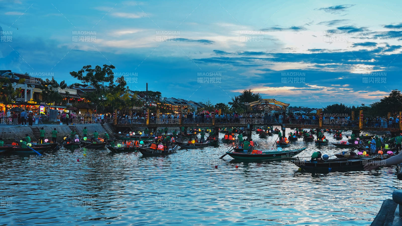 黄昏河畔灯火辉煌图片