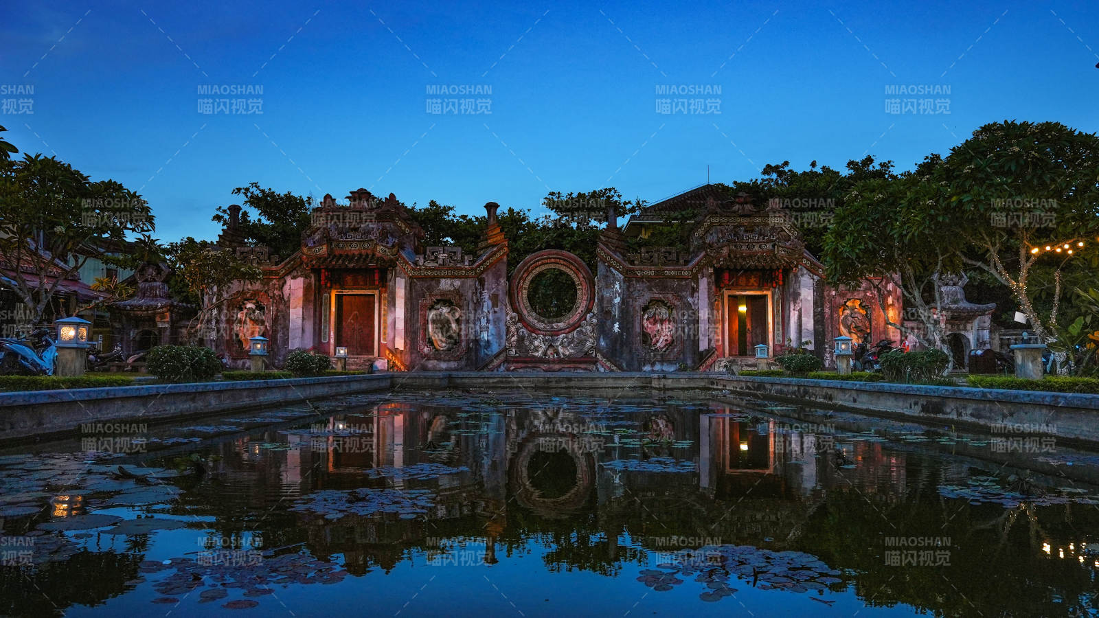 夜色中的古建筑与池塘图片