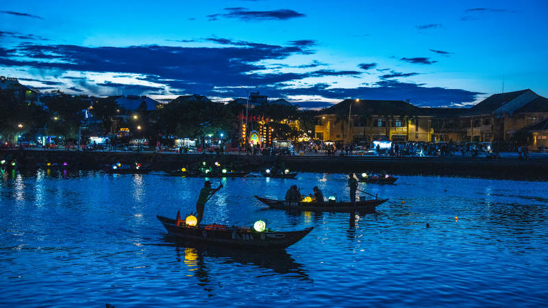 夜色中的水上灯火辉煌图片