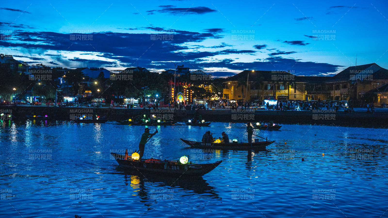 夜色中的水上灯火辉煌图片