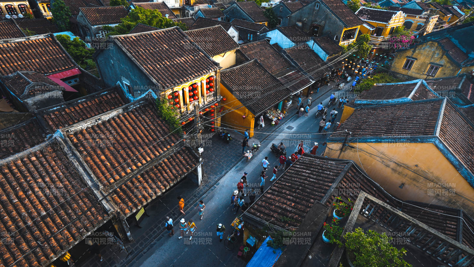 古街巷景 人影穿梭图片