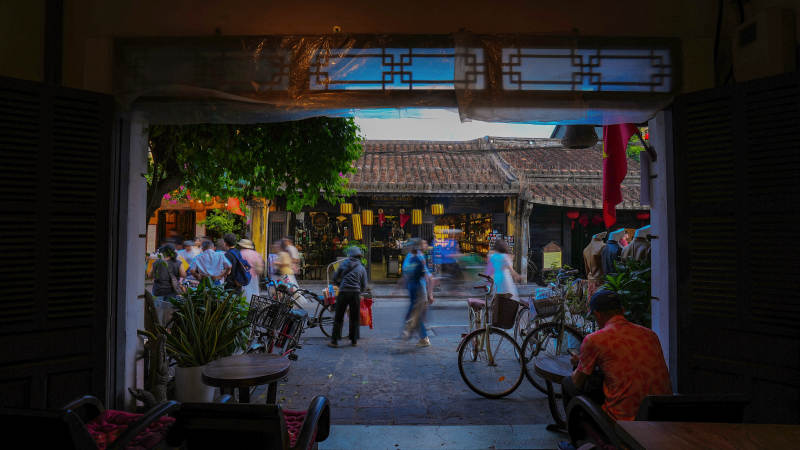 古镇街景 人影绰约图片