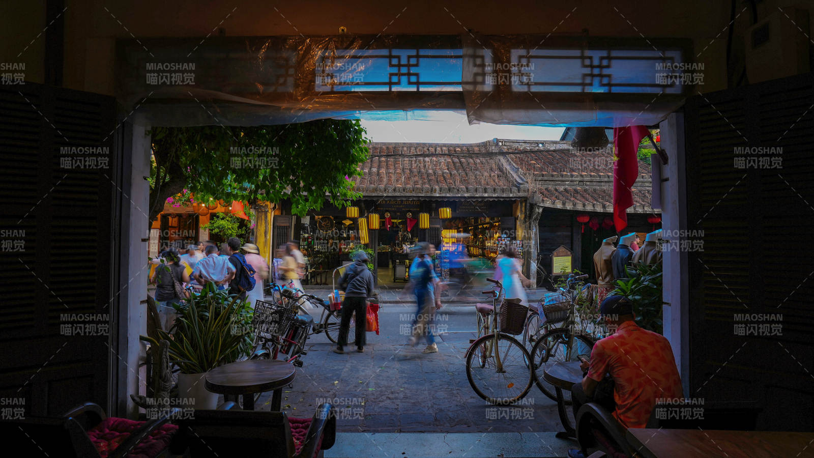 古镇街景 人影绰约图片