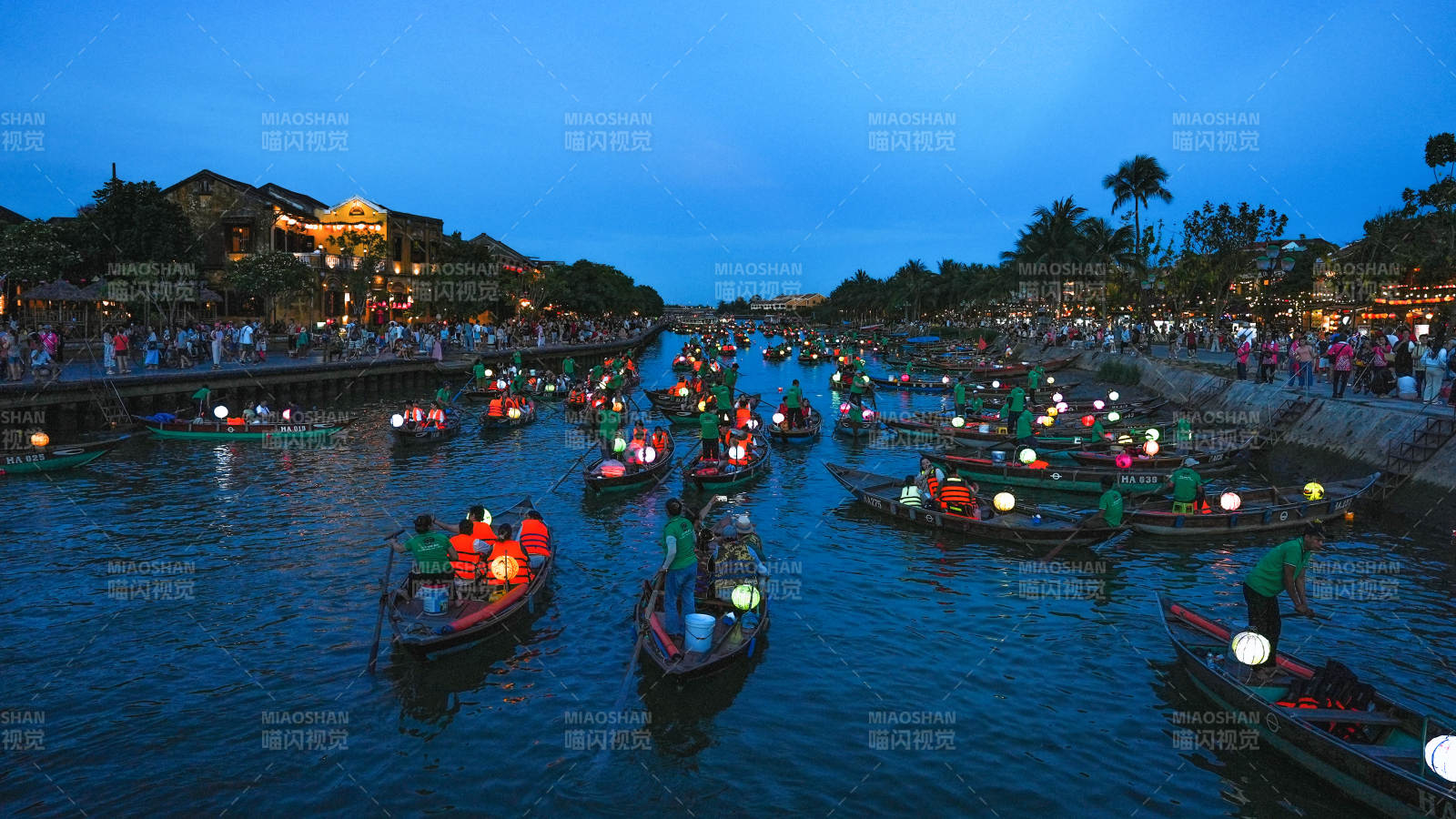 夜色中的河上灯会图片