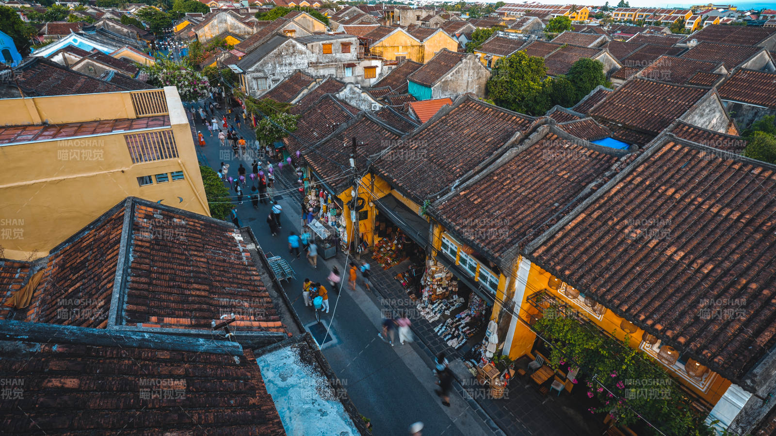 古街黄昏 屋顶连绵图片