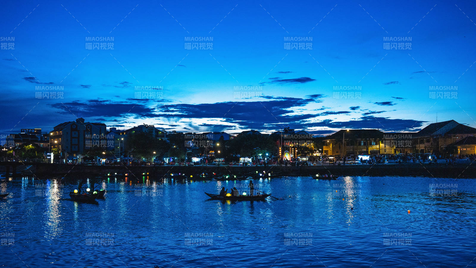 夜色下的水上划船活动图片
