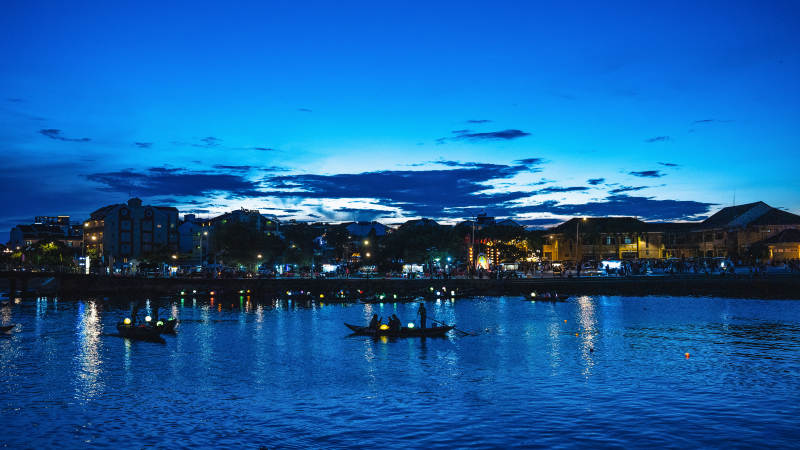 夜色下的水上划船活动图片