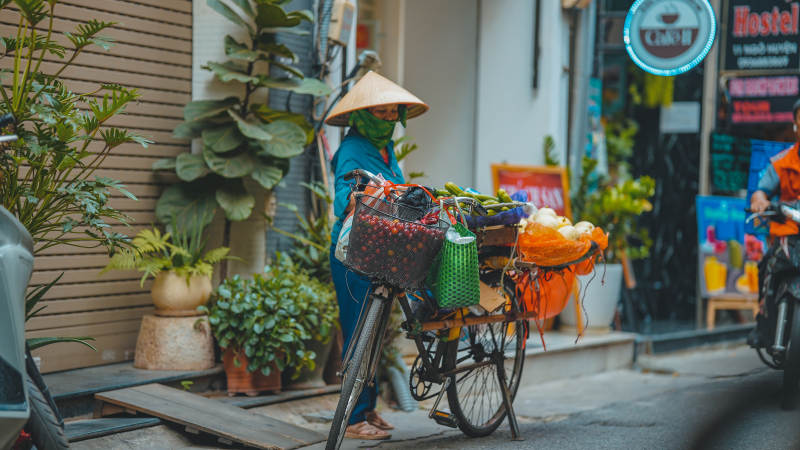 越南街头的自行车摊贩图片