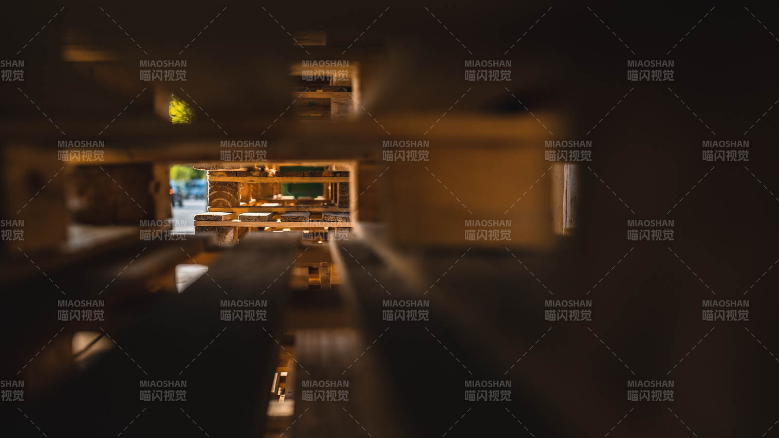 光影交错的工业走廊图片