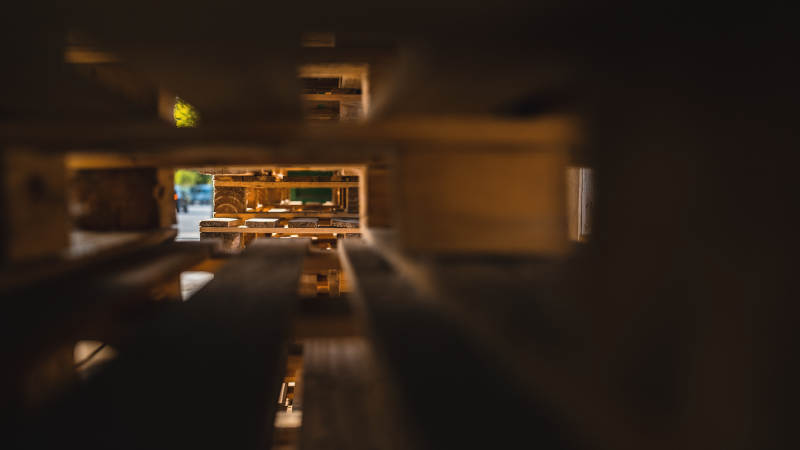 光影交错的工业走廊图片