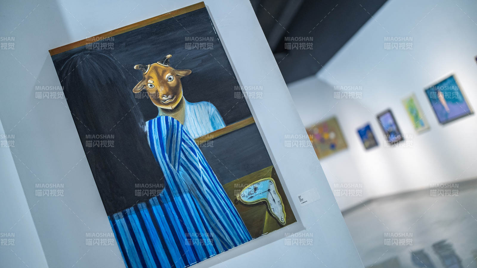 艺术画廊中的独特肖像图片