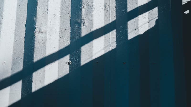 光影交错的墙面纹理图片