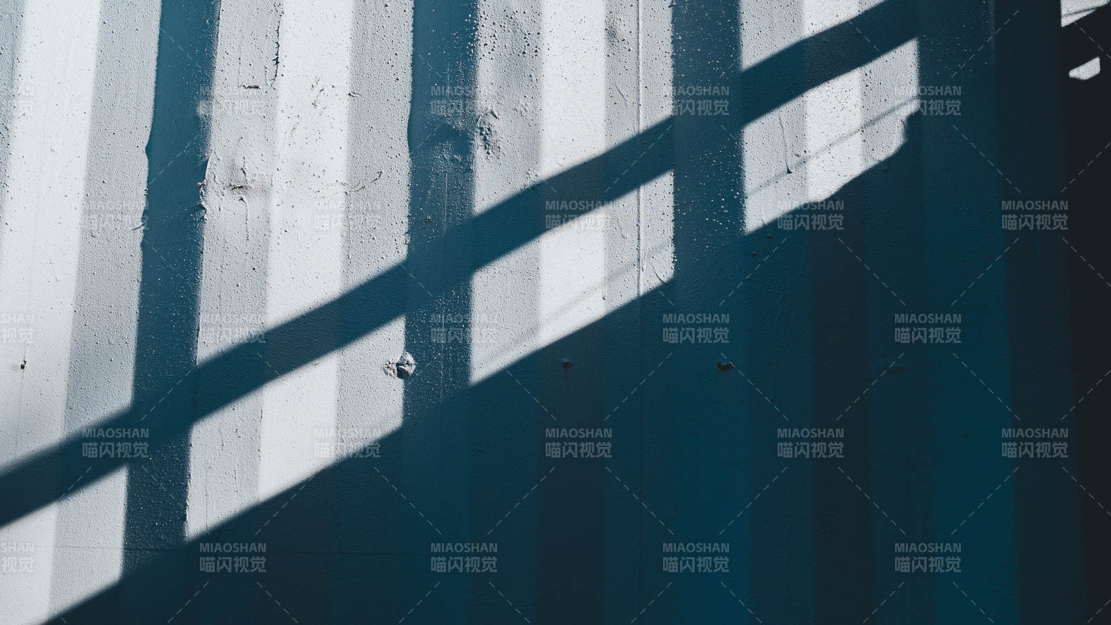 光影交错的墙面纹理图片