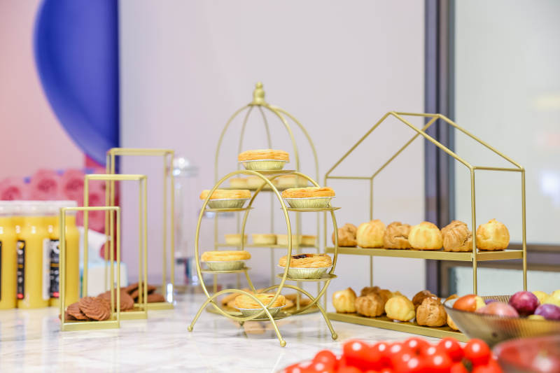 金色甜品架上的美味点心图片