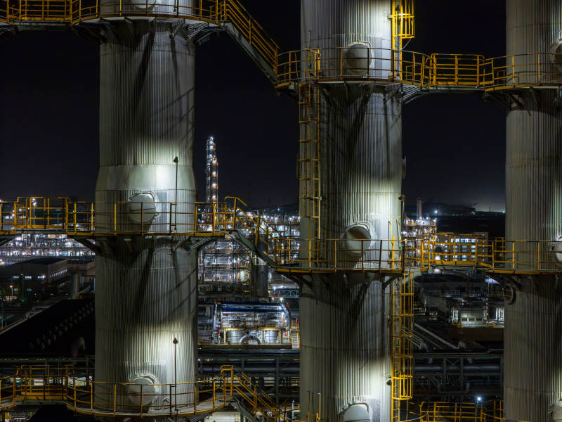 夜景中的工业塔架图片