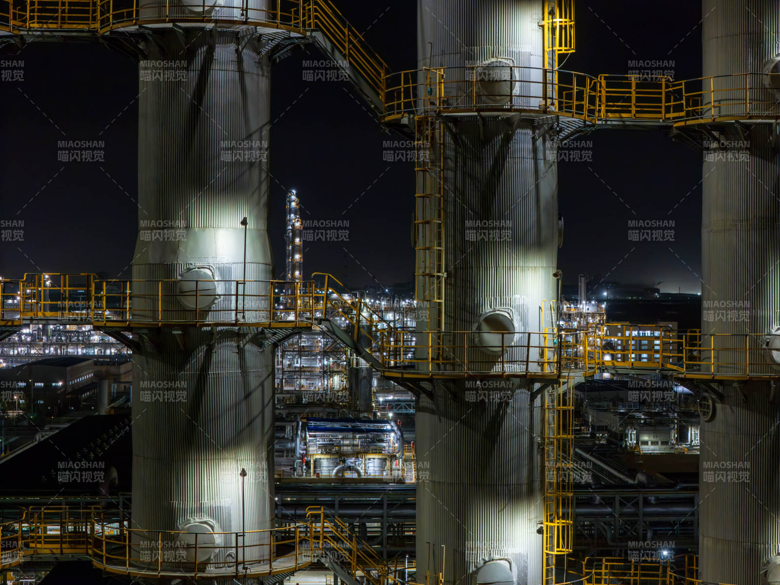 夜景中的工业塔架图片