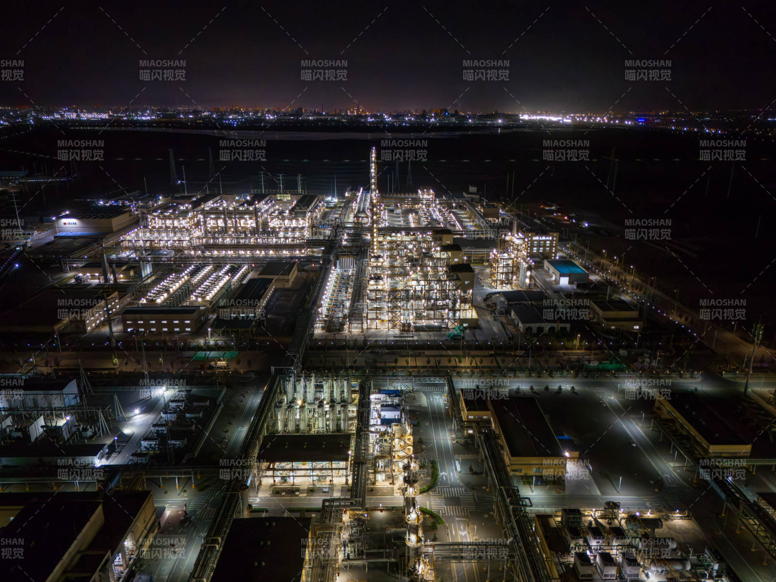 夜景下的工业区灯火辉煌图片