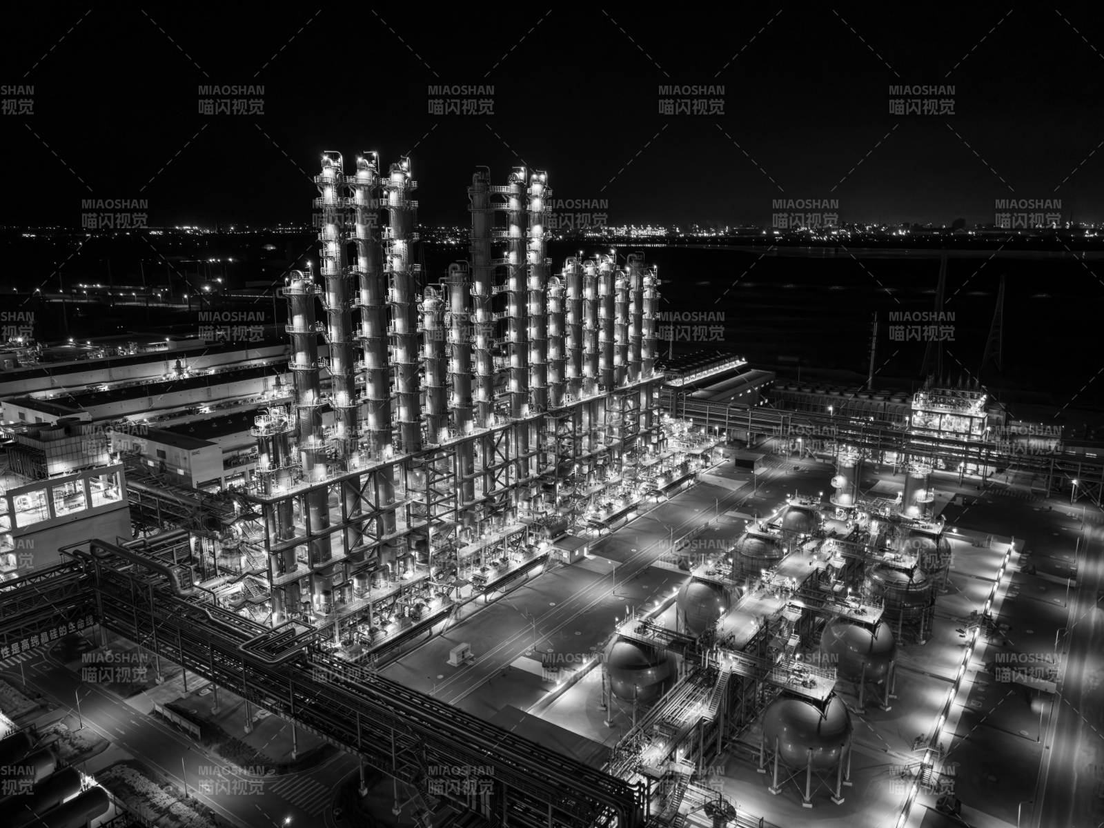 夜景下的工业设施群图片
