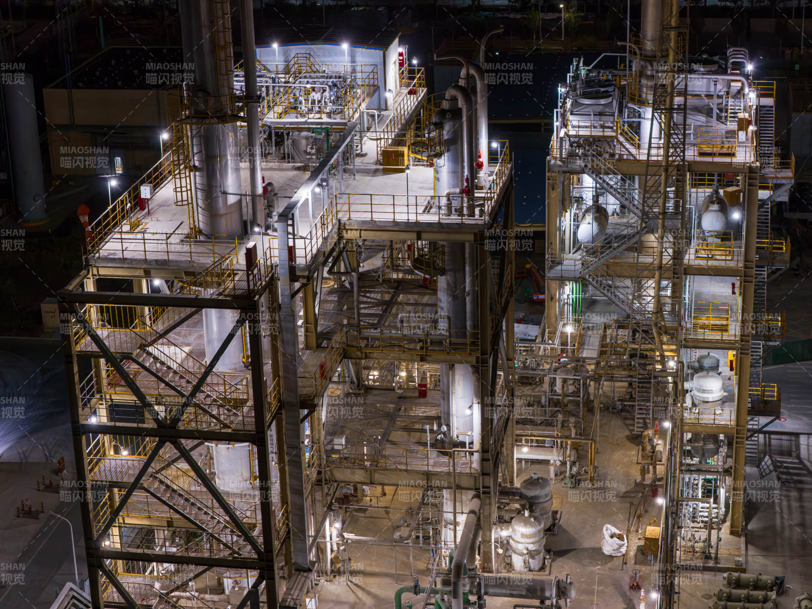 工业设施夜景图图片