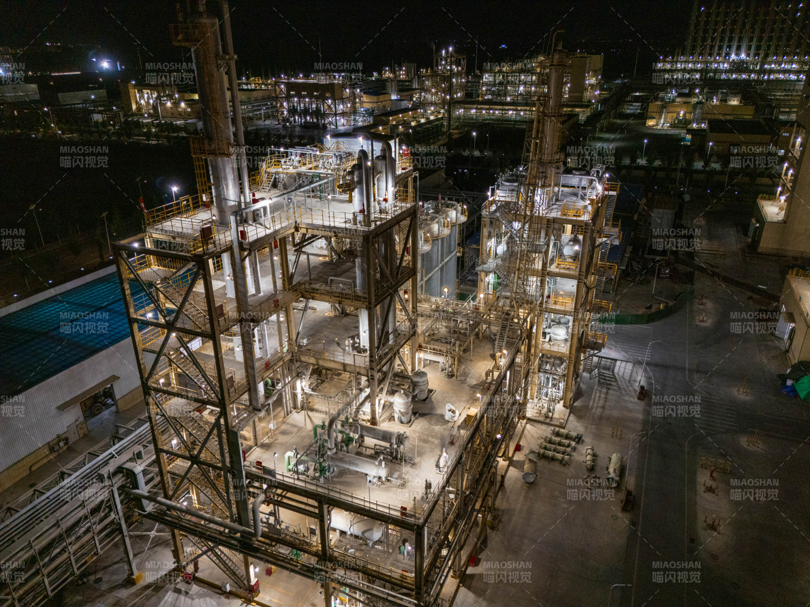 夜景下的工业设施图片