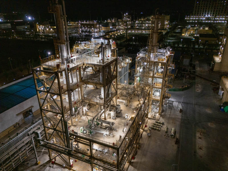 夜景下的工业设施图片