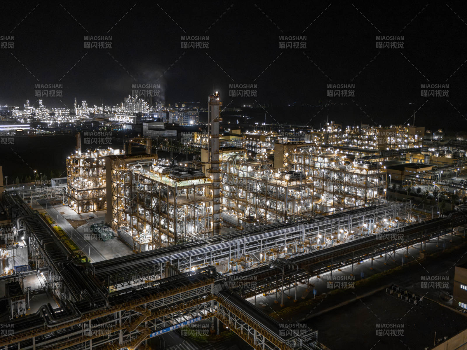 夜景中的工业区灯火辉煌图片