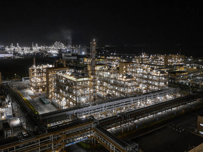 夜景中的工业区灯火辉煌图片