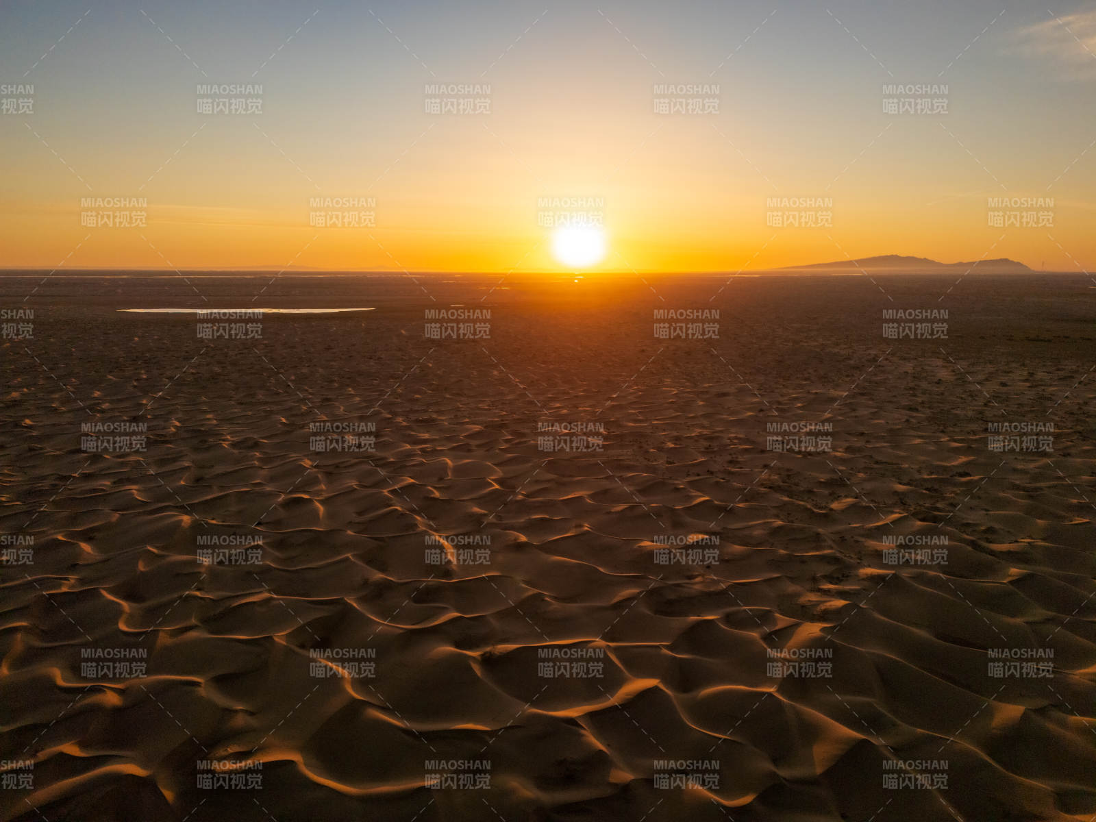 沙漠日落 金色光辉图片