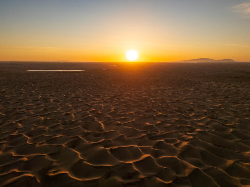 沙漠日落 金色光辉图片
