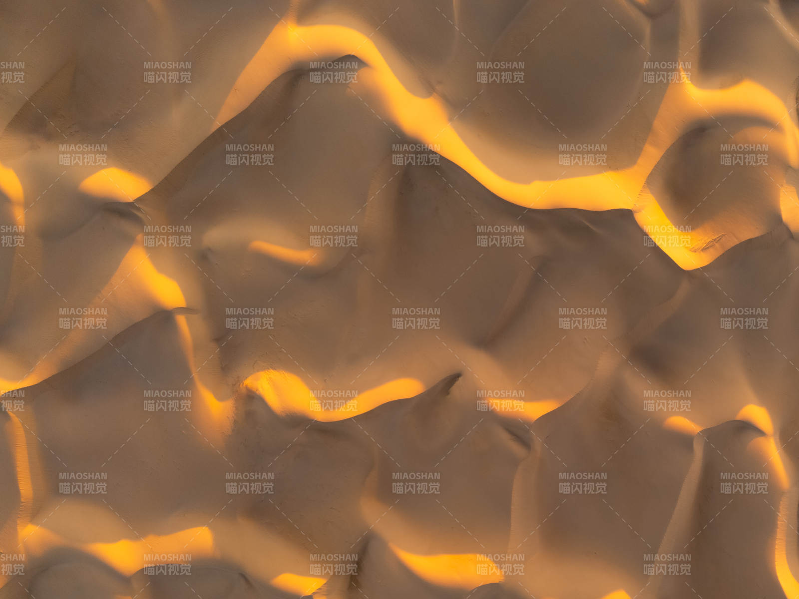 金色光影下的褶皱纹理图片