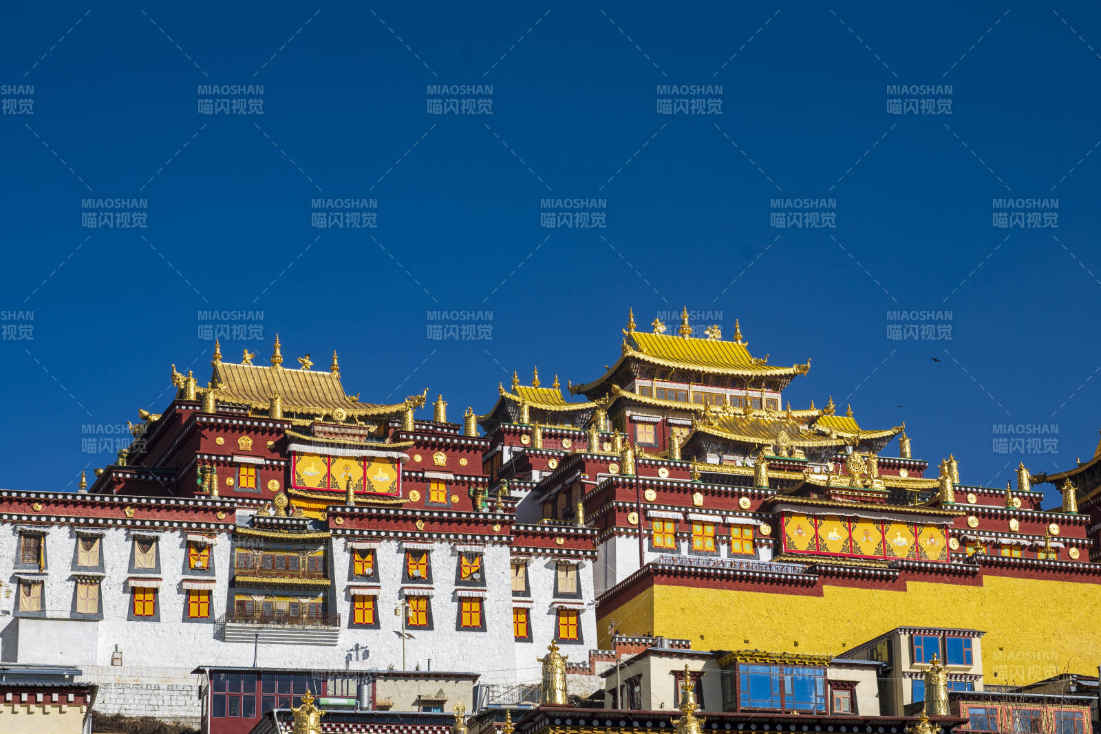 松赞林寺庙在蓝天映衬下图片