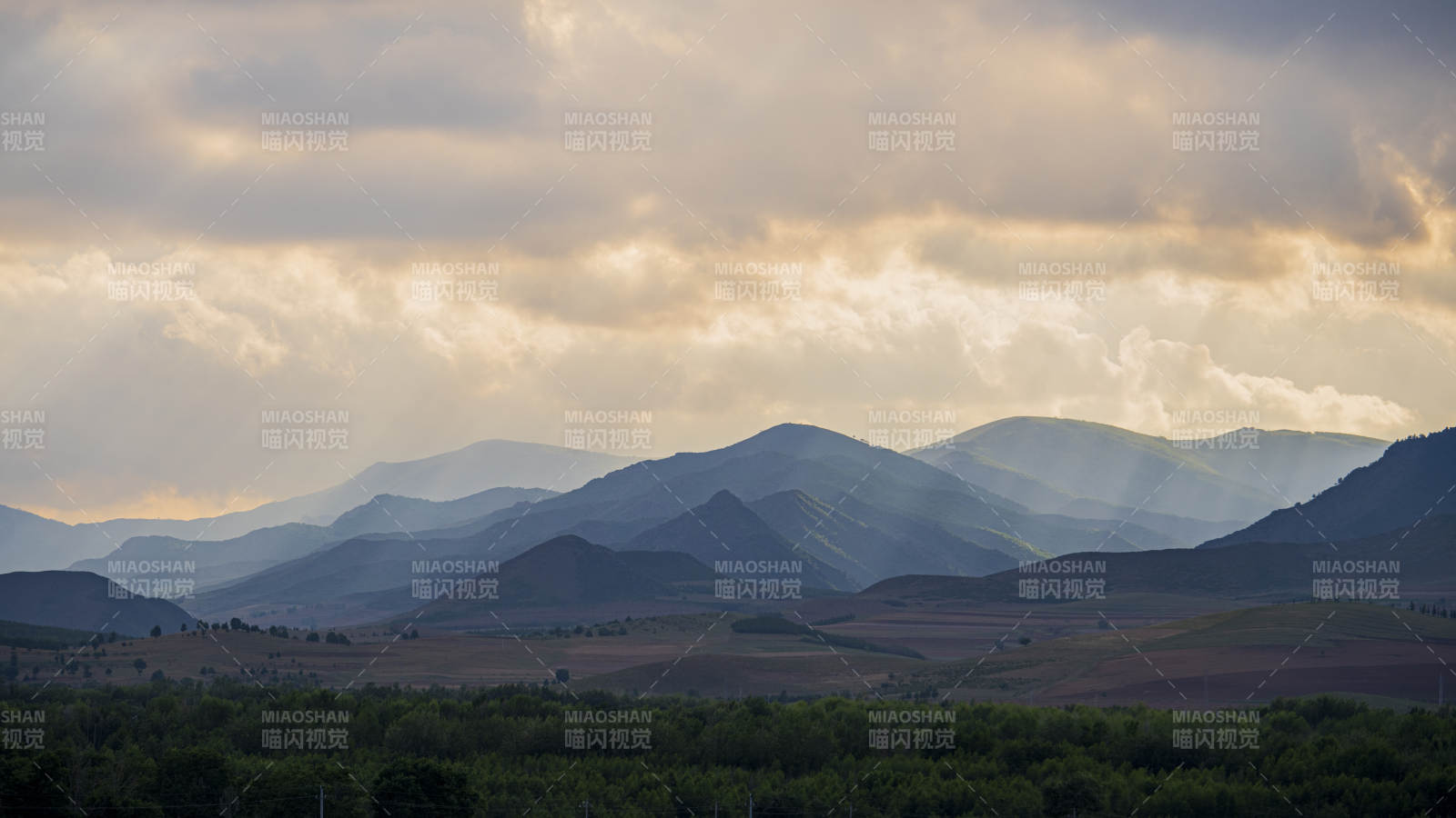 山峦叠翠 云霞映照 山水画图片