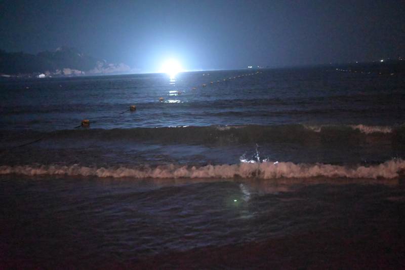 夜海波光 月影闪烁图片