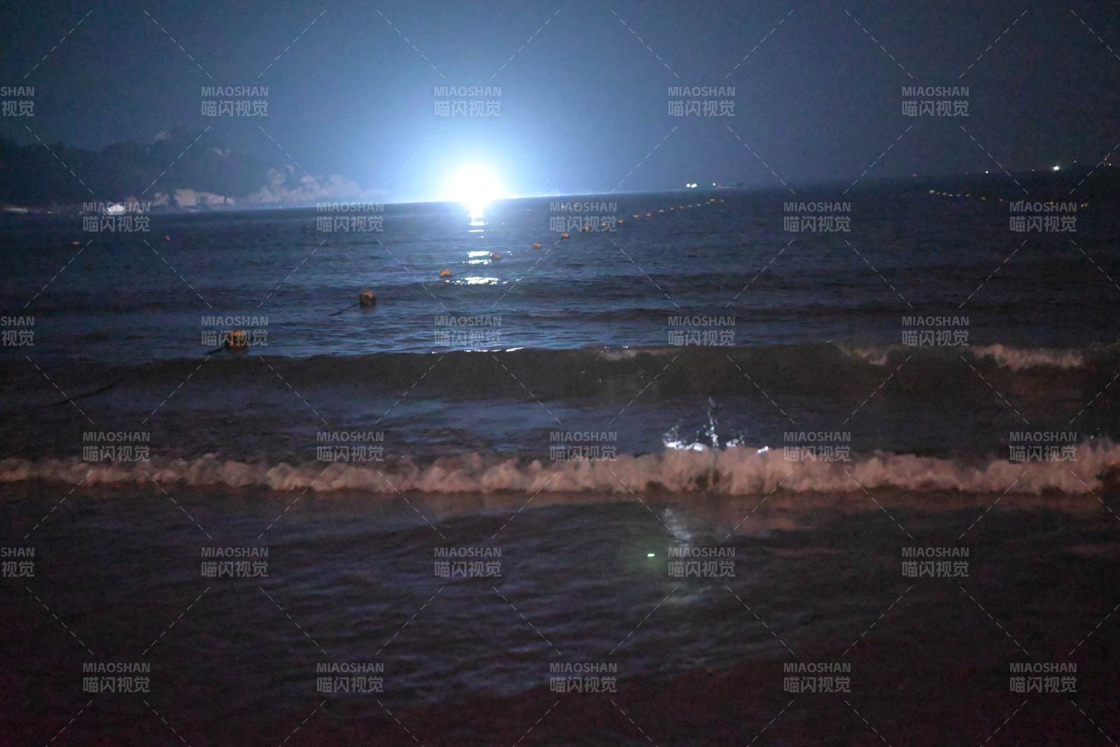 夜海波光 月影闪烁图片
