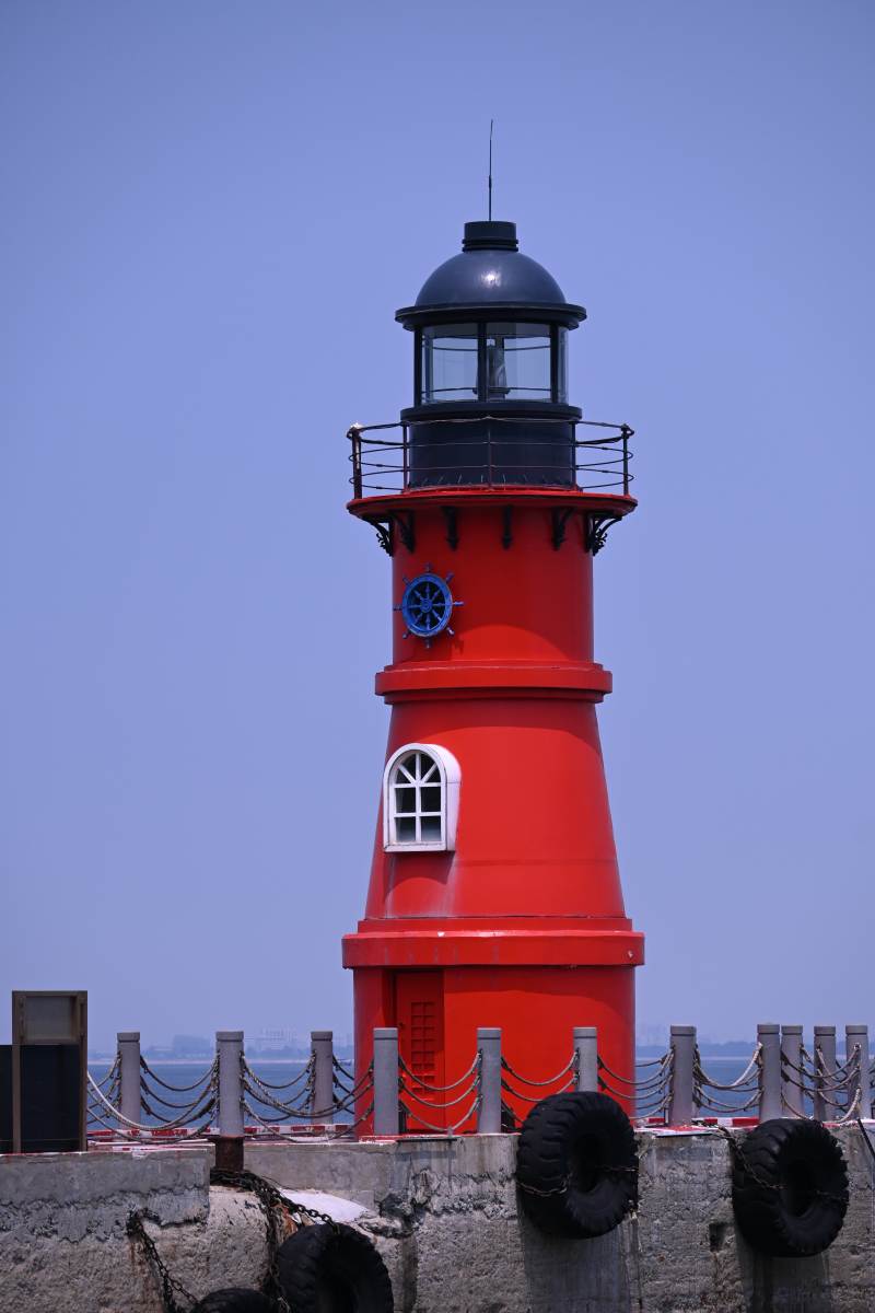 南澳红色灯塔与蓝天相映成趣图片