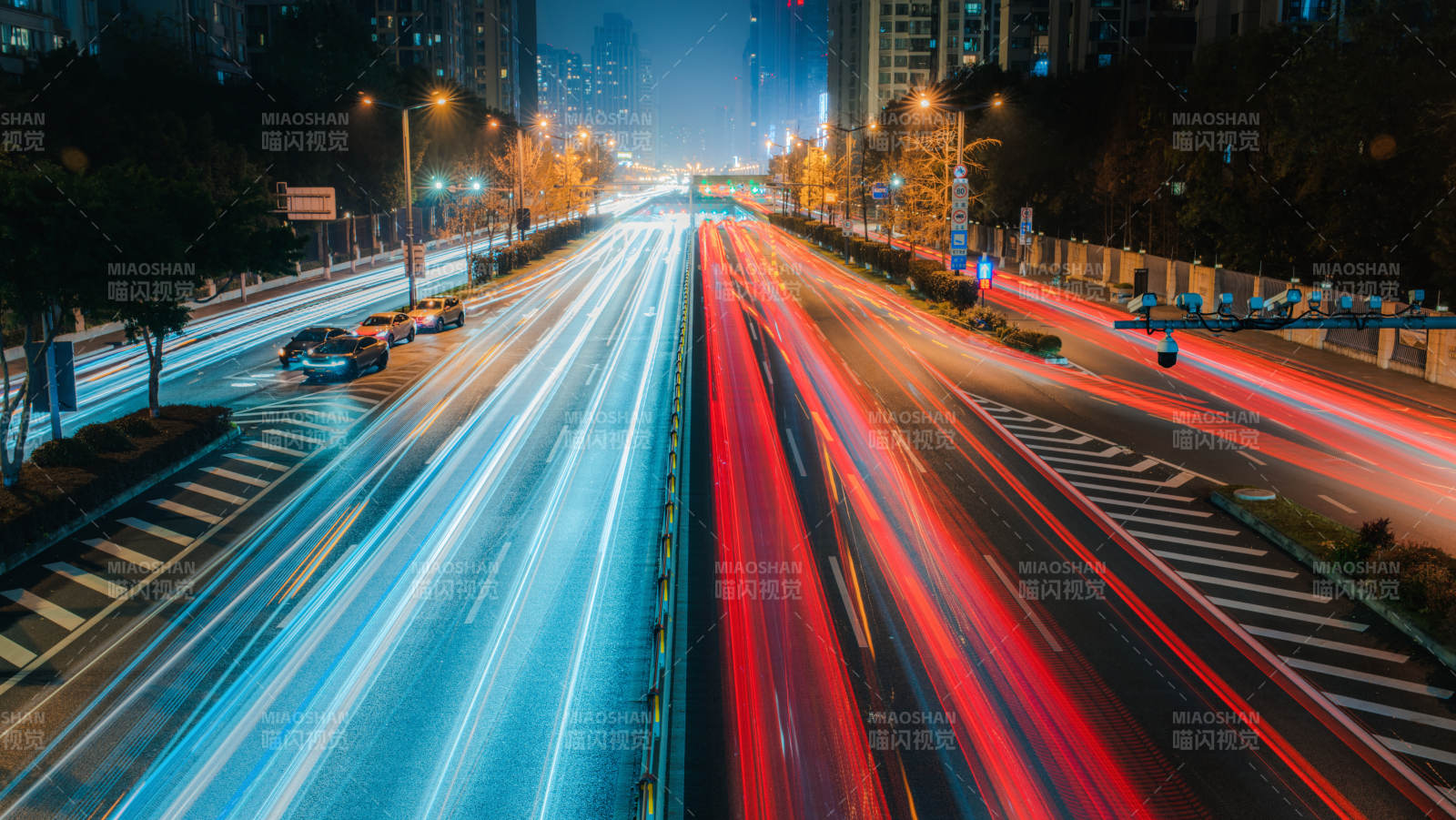 夜幕下的城市车流光影图片