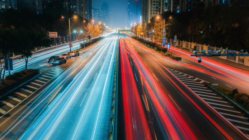 夜幕下的城市车流光影图片