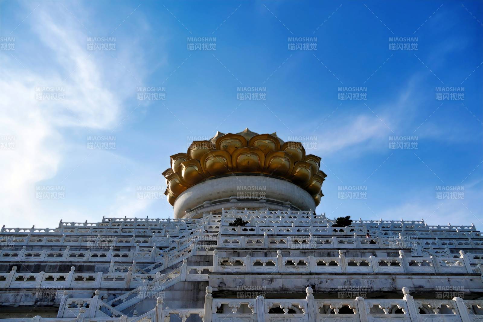 金色莲花塔顶蓝天映衬图片