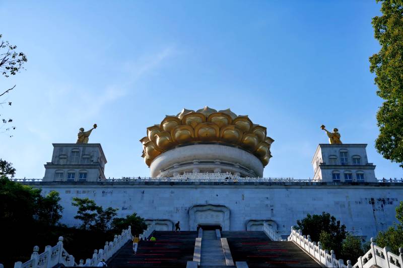 金色莲花宝塔寺庙图片