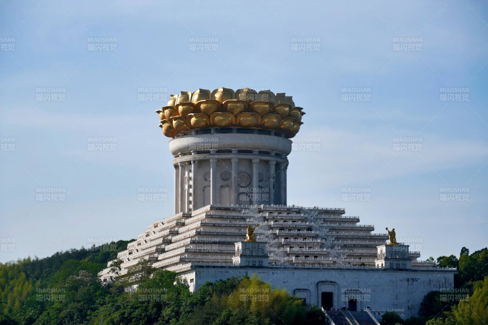 金色宝顶的宏伟建筑图片