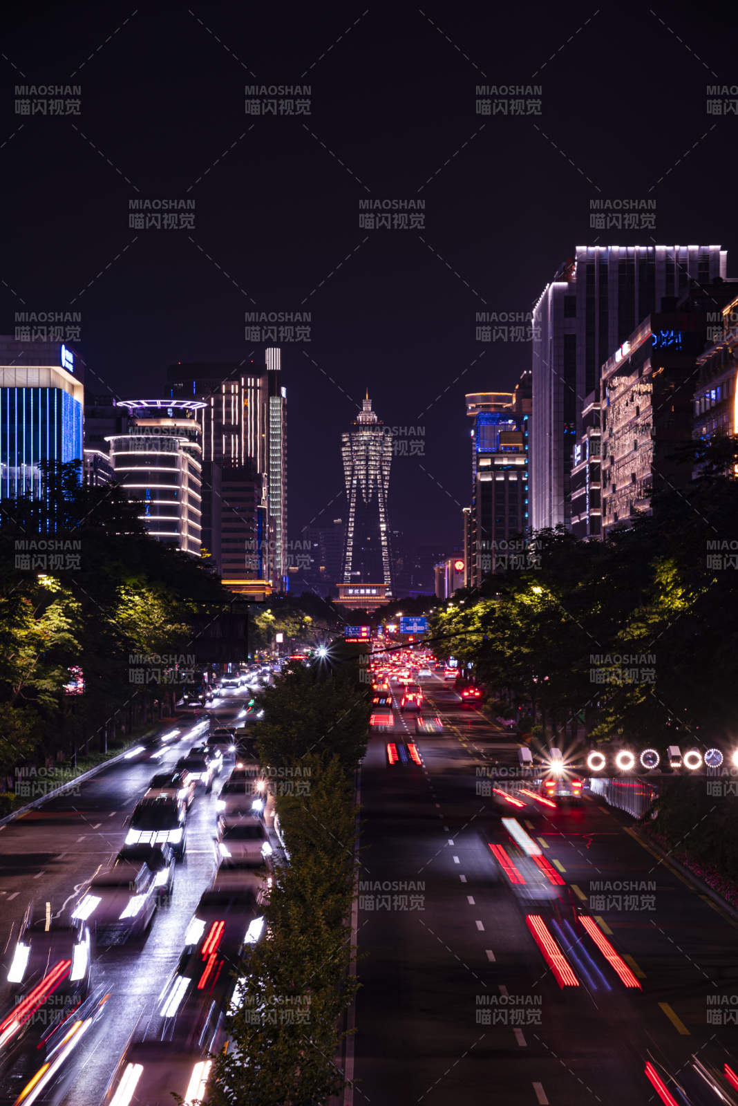 夜幕下的浙江展览馆霓虹光影图片