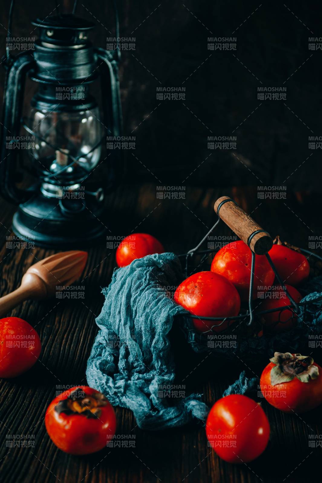 秋日柿子与古灯静物图片