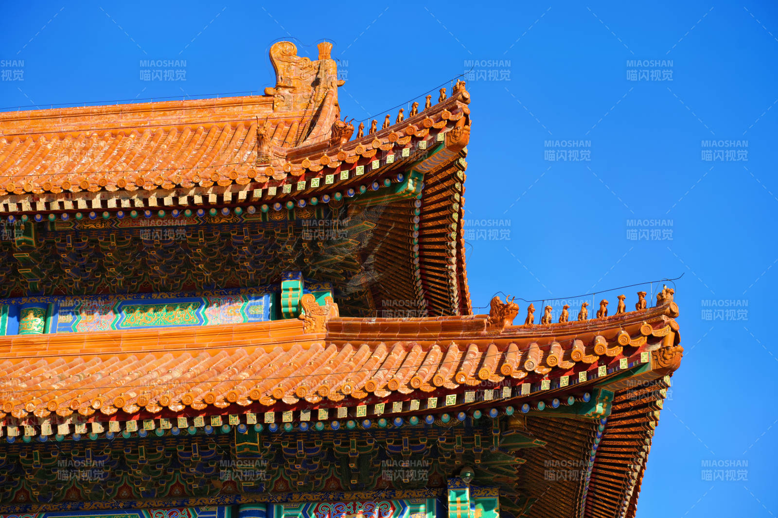 故宫飞檐斗拱蓝天映衬图片